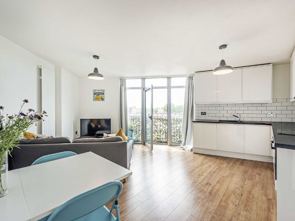 2 bed flat for sale in Cairns House, Wandsworth Bridge Road, Fulham