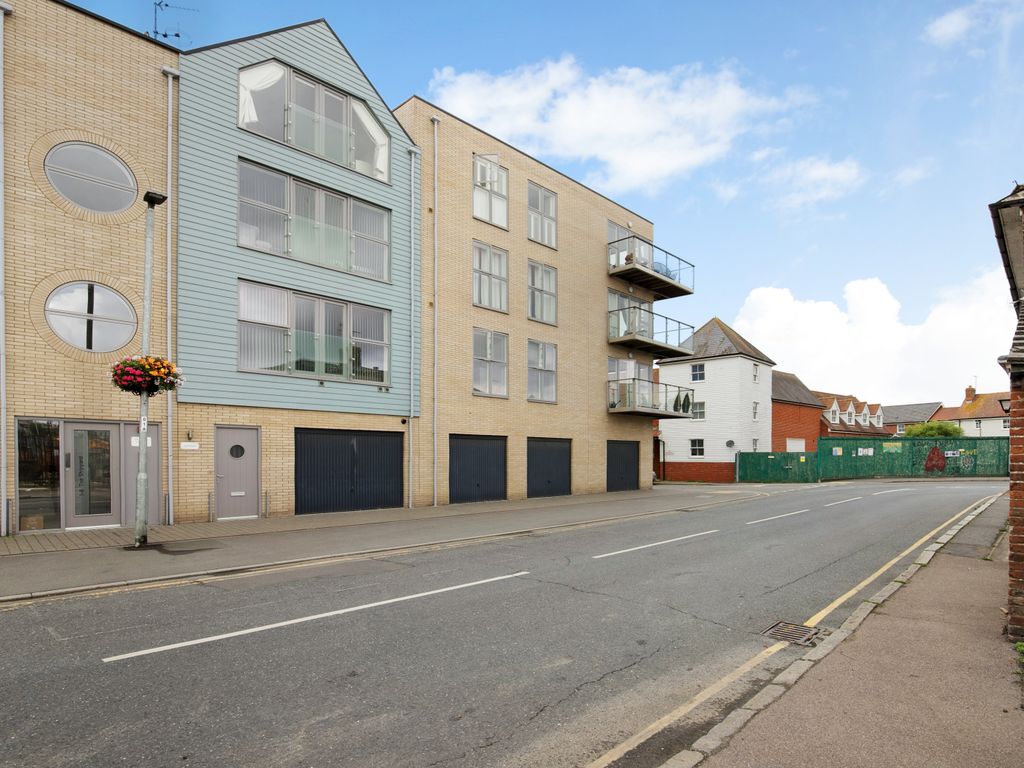 2 bed flat to rent in Waterside Marina, Brightlingsea CO7, £1,250 pcm