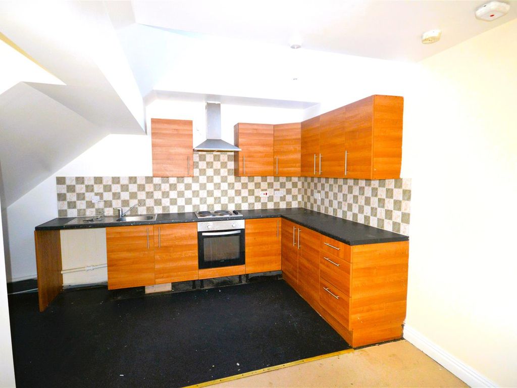 2 bed flat to rent in The Square, Airedale, Castleford WF10, £850 pcm Zoopla