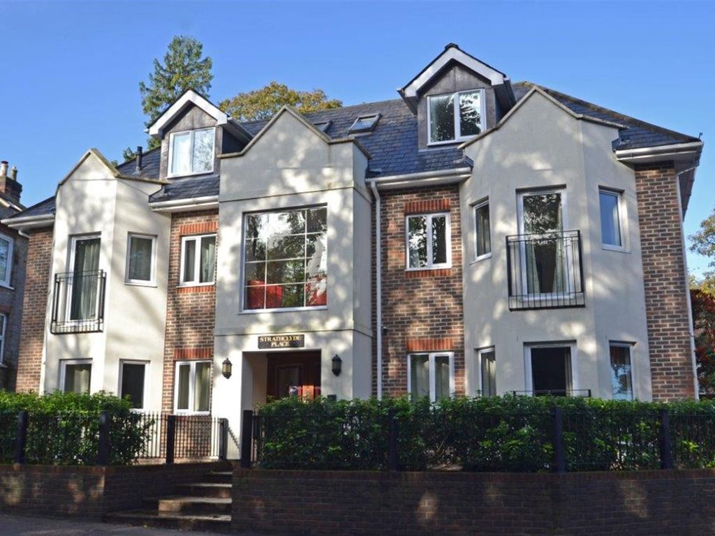 2 bed flat to rent in Strathclyde Place, London Road, Pulborough, West