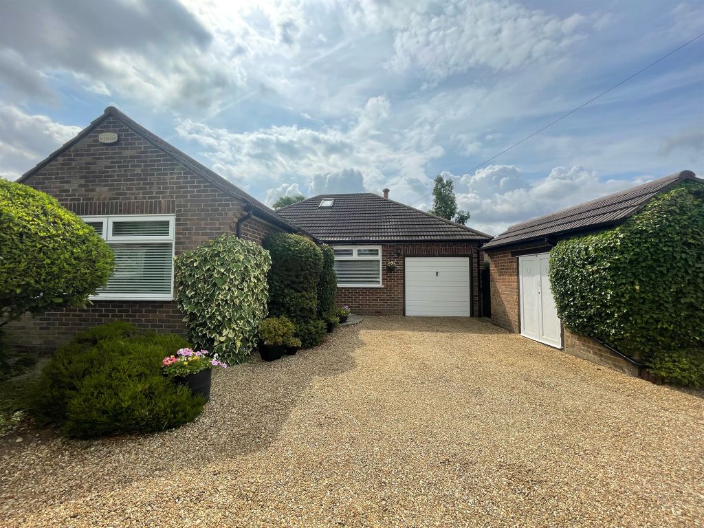 3 bed detached bungalow for sale in Widmore Close, Asheridge, Chesham