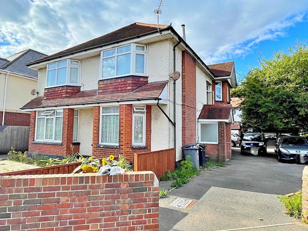 Flatlets, Bournemouth BH8  