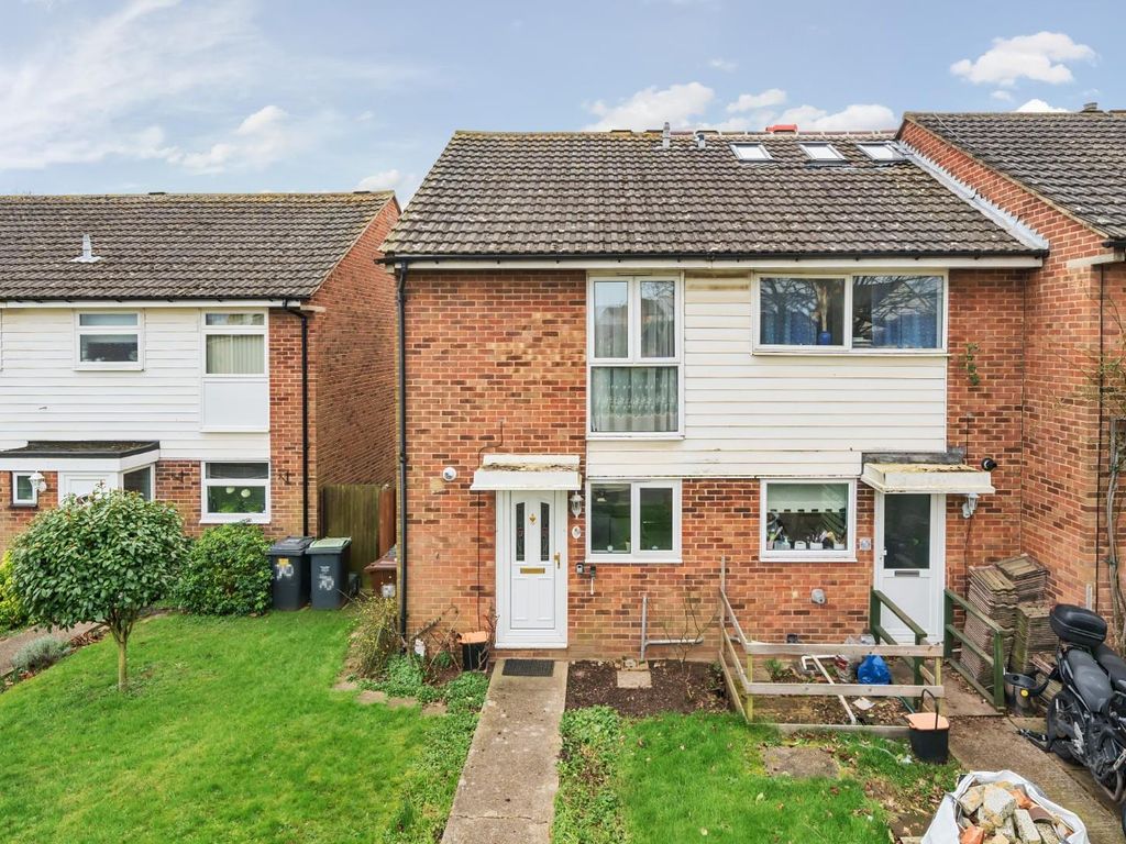 2 bed end terrace house for sale in Thackeray Road, Larkfield
