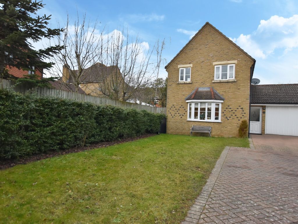 3 bed detached house to rent in Spruce Avenue, Dunmow, Essex CM6 Zoopla
