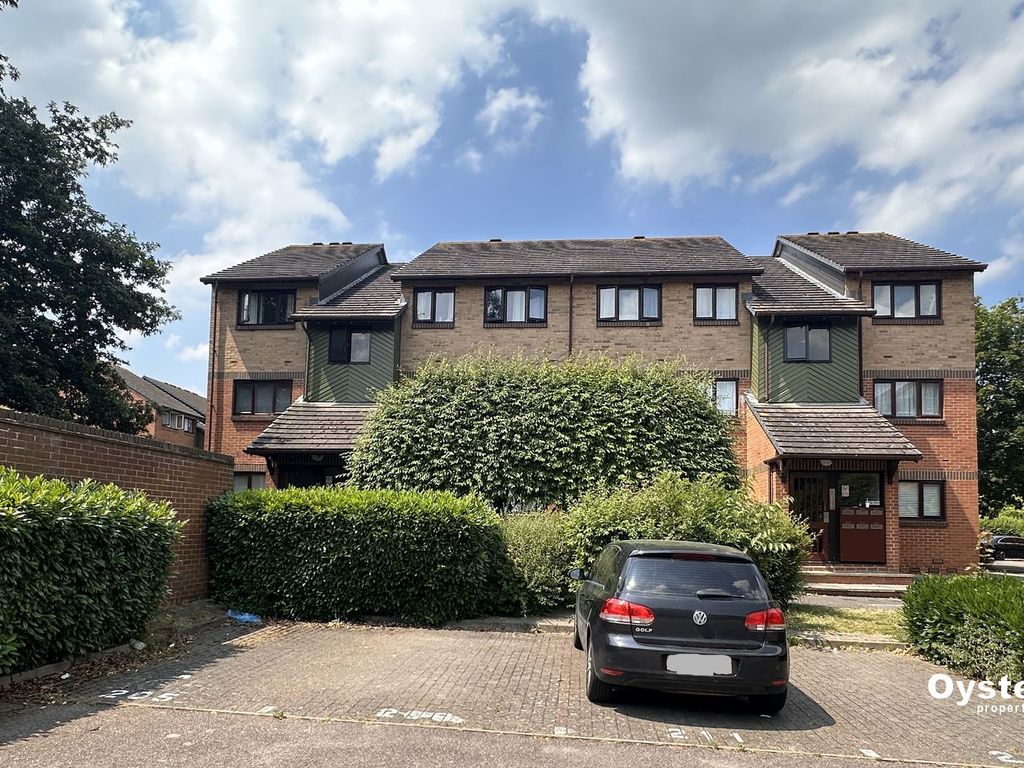 1 bed flat to rent in Maltby Drive, Enfield EN1, £1,300 pcm Zoopla
