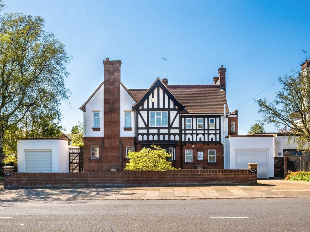 5 bed detached house for sale in Park Avenue South, Northampton