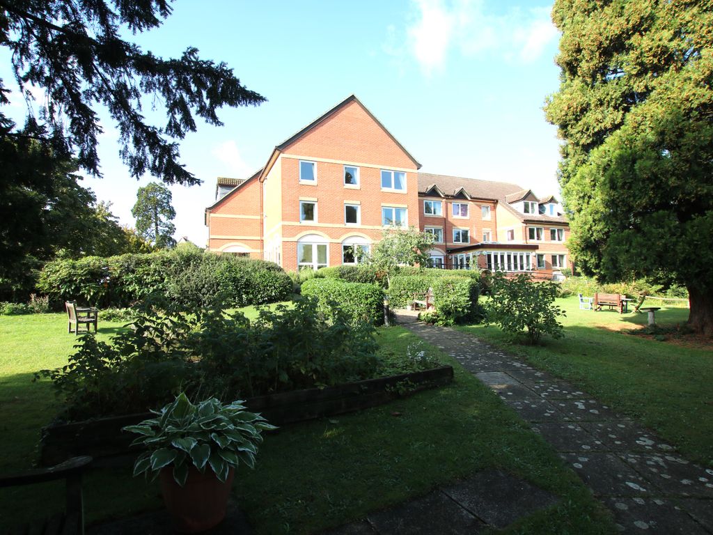 2 bed flat for sale in Croft Court, Braintree Road, Dunmow CM6, £