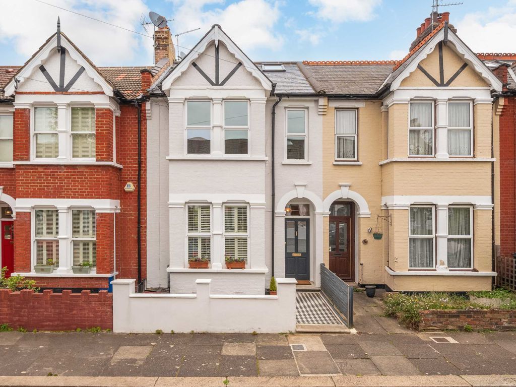 5 bed terraced house for sale in Richmond Road, London N2, £900,000