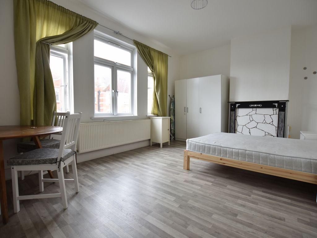 3 bed flat to rent in Eltham High Street, Eltham SE9, £2,250 pcm Zoopla