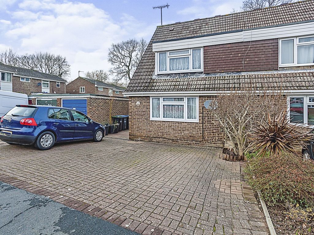 4 bed semidetached house for sale in Birch Close, Crawley Down