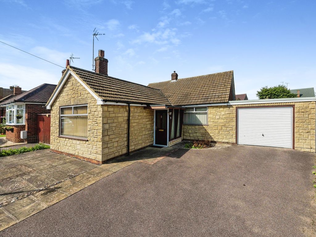 2 bed bungalow for sale in Farm Close, Houghton Regis, Dunstable