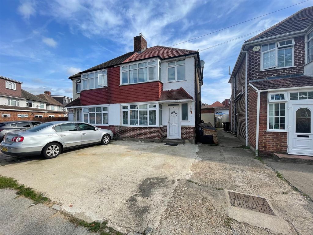 3 bed semidetached house for sale in Hadley Gardens, Southall UB2, £