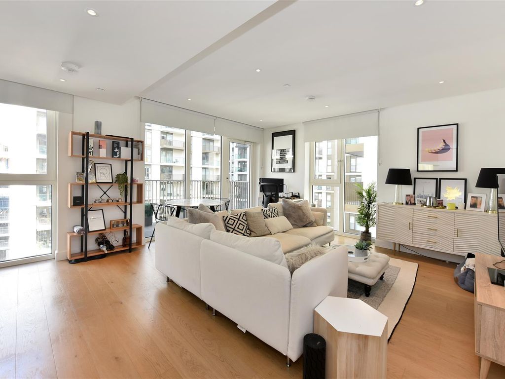 2 bed flat for sale in Lincoln Apartments, White City Living, London