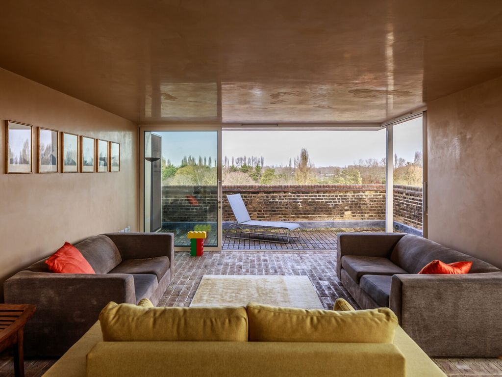 Tapestry Court II, Mortlake High Street, London SW14