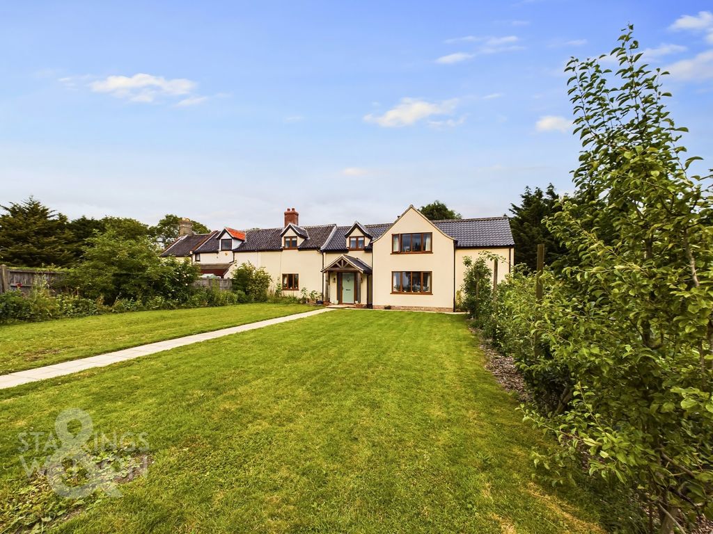 4 bed end terrace house for sale in Seething Road, Hedenham, Bungay