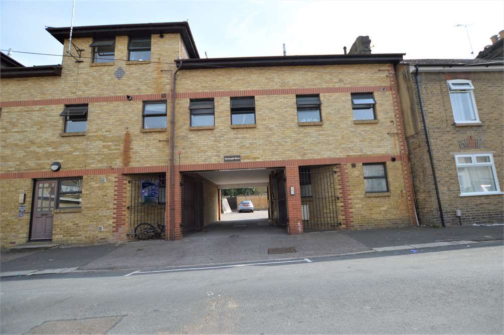 for sale in Connaught Road, Chatham ME4, £90,000 Zoopla