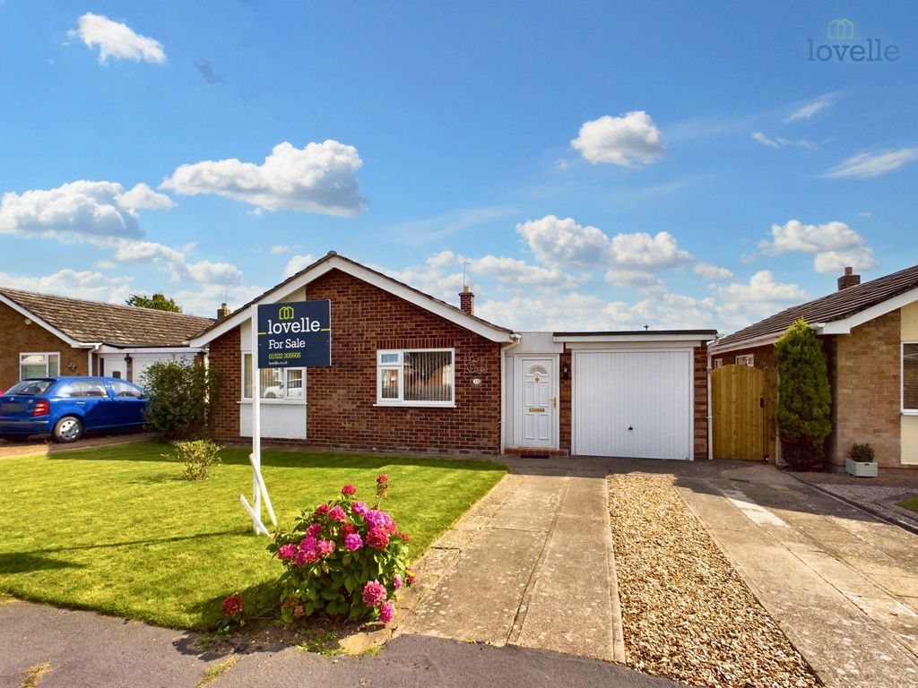 3 bed detached bungalow for sale in Willow Close, Saxilby LN1, £300,000