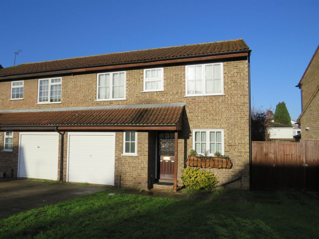 4 bed semidetached house for sale in Sandringham Court, Burnham