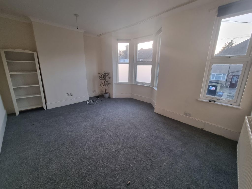2 bed flat to rent in Queen Mary Road, Upper Norwood SE19, £1,575 pcm