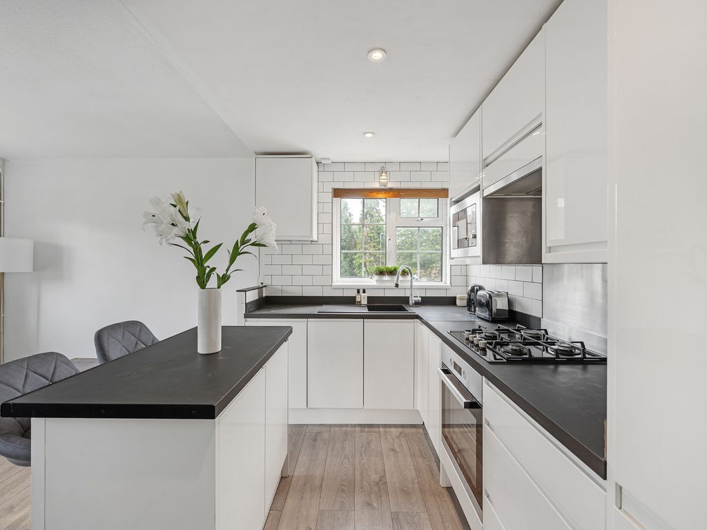 1 bed to rent in College Gardens, Tooting Bec SW17, £1,800