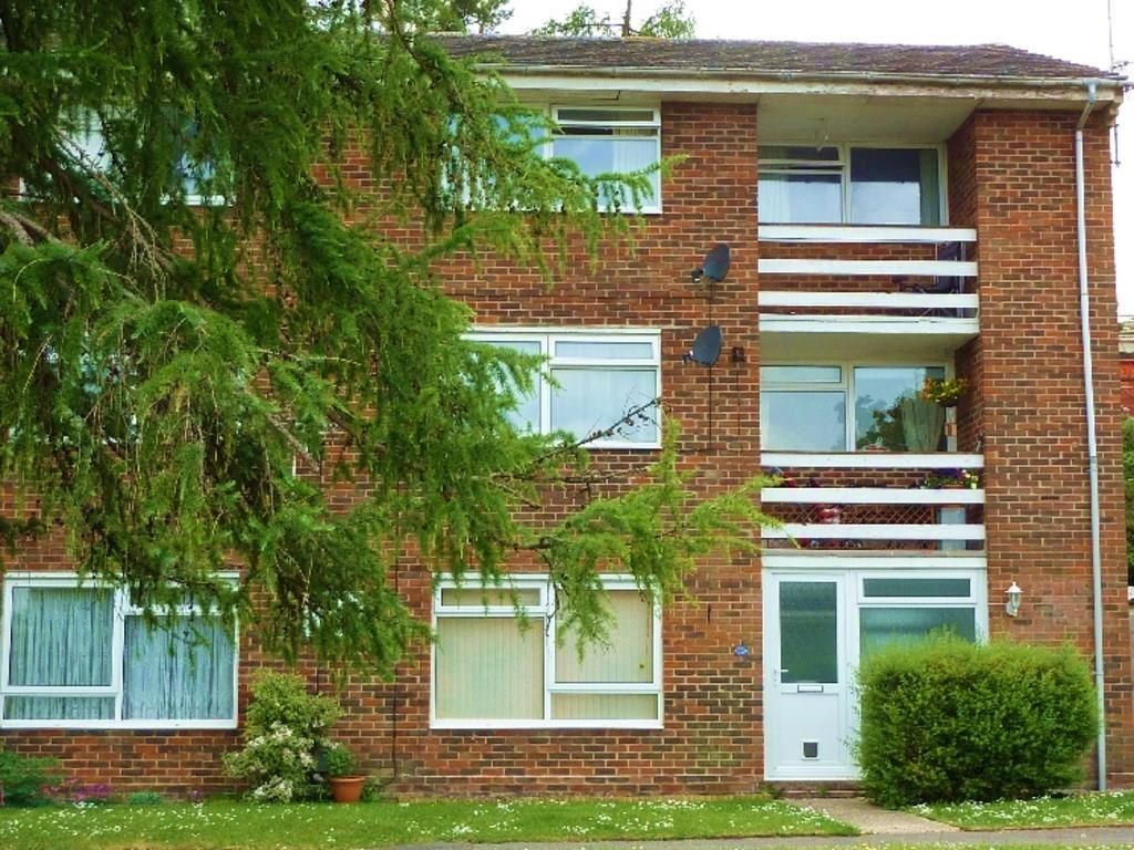 2 bed flat to rent in The Elms, Andover SP10, £825 pcm Zoopla