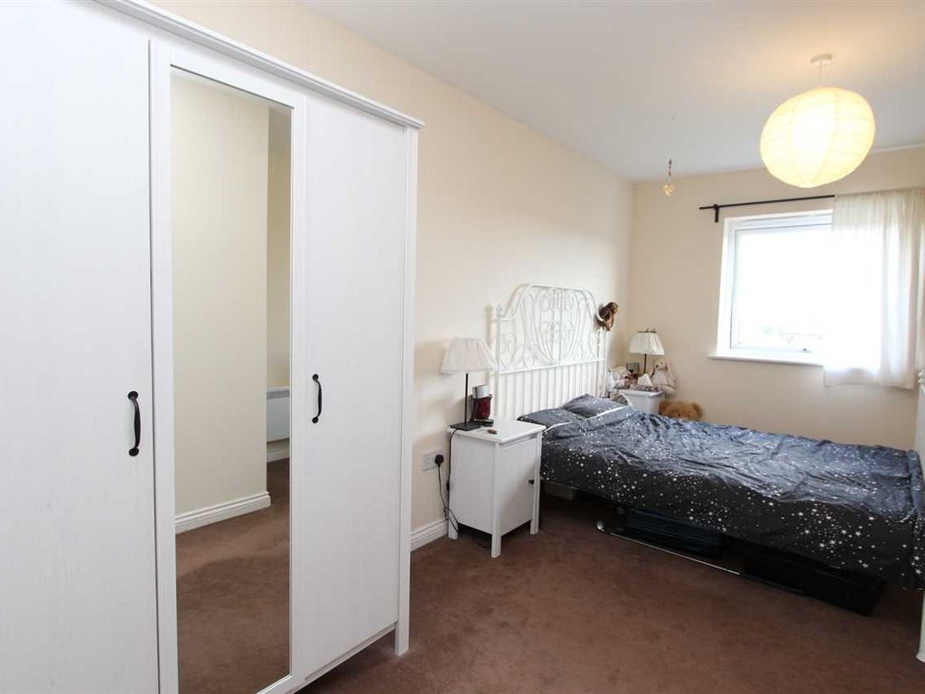 2 bed flat to rent in Lansdowne Court, Lansdowne Road, Tilbury RM18