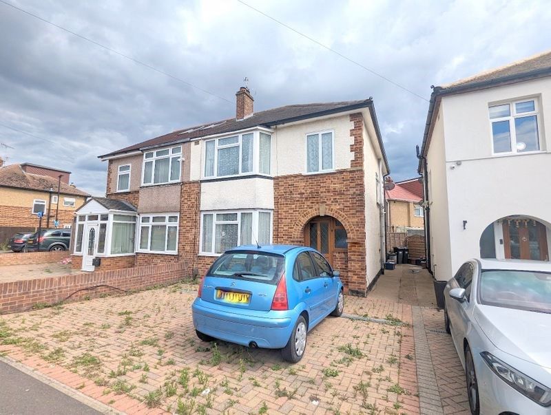 3 bed semidetached house for sale in Hatton Road, Bedfont TW14, £