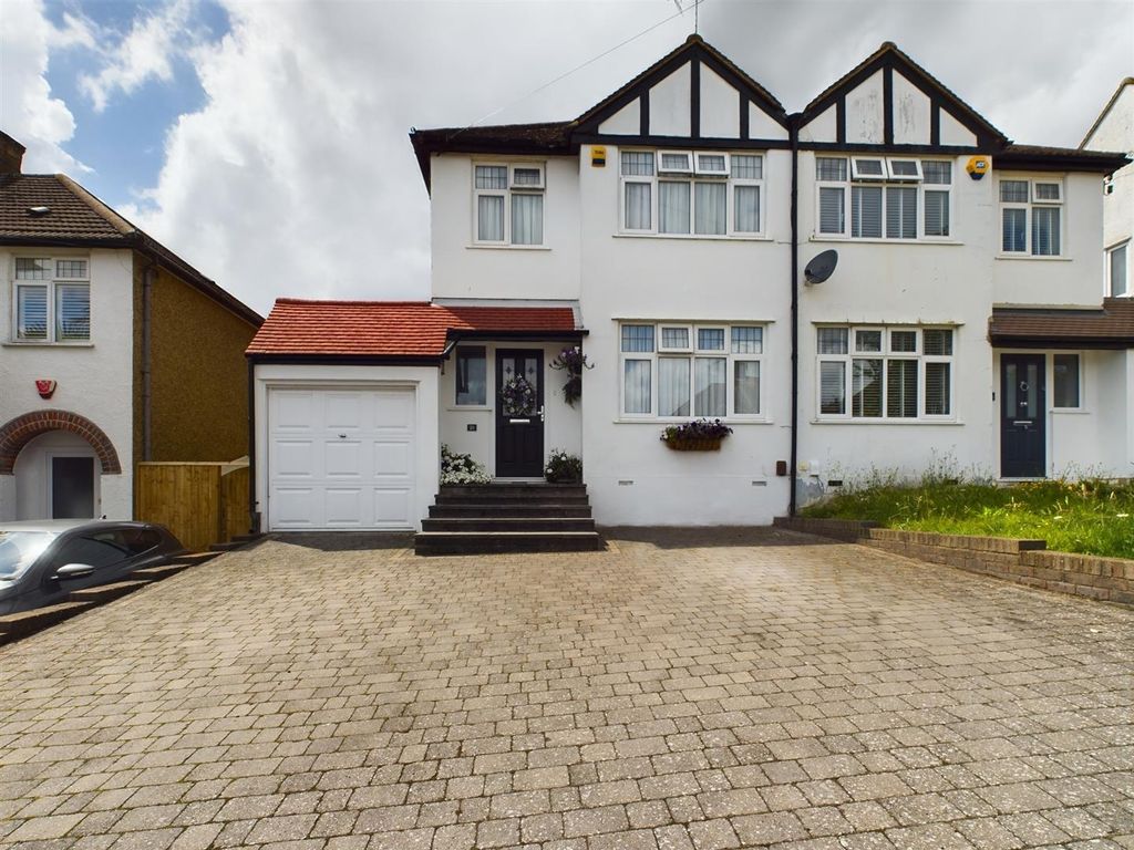 3 bed semidetached house for sale in Lyndhurst Road, Coulsdon CR5, £