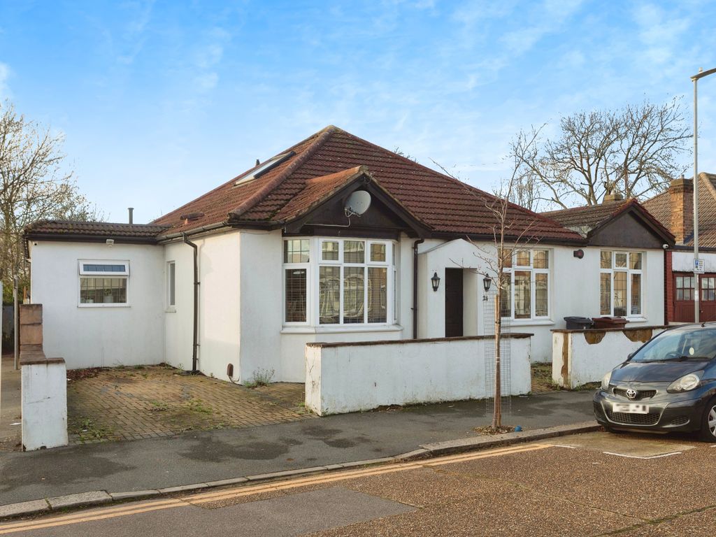 4 bed detached bungalow for sale in Mayfair Avenue, Romford RM6, £
