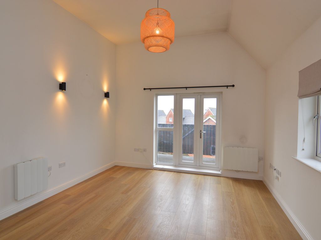 2 bed flat to rent in Outfield Crescent, Wokingham RG40, £1,450 pcm