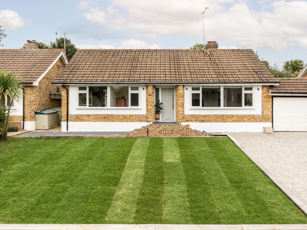 3 bed detached bungalow for sale in Lagham Park, South Godstone