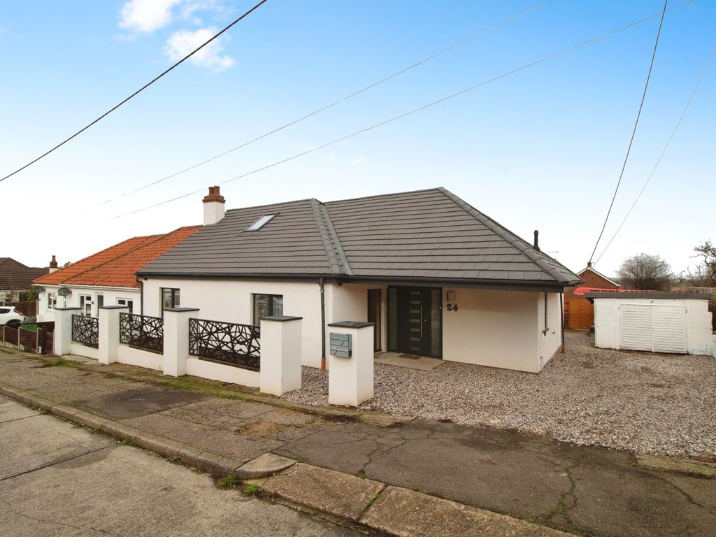 3 bed semidetached house for sale in Rectory Gardens, Pitsea, Basildon