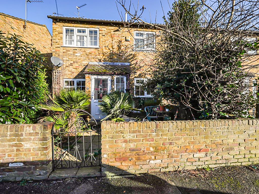 1 bed terraced house for sale in Frays Waye, Uxbridge UB8, £275,000