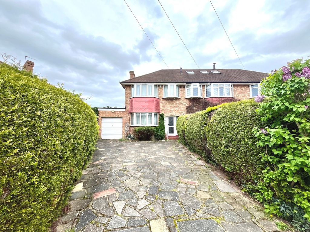 3 bed end terrace house for sale in Sussex Gardens, Chessington, Surrey