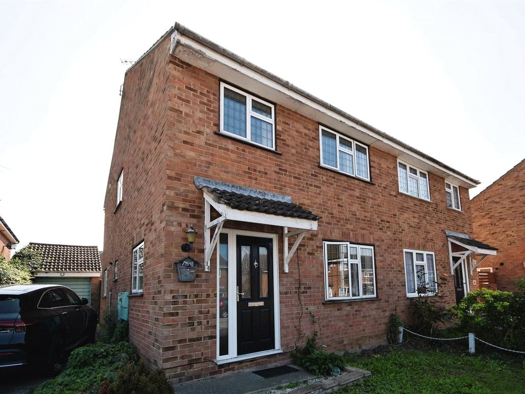 3 bed semidetached house for sale in Navestock Close, Rayleigh, Essex