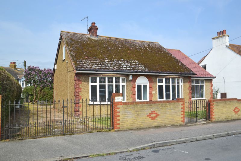 5 bed property to rent in The Crescent, Minster On Sea, Sheerness ME12