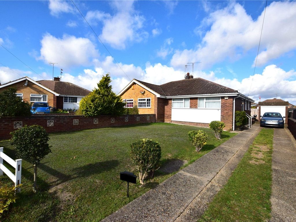 2 bed bungalow to rent in Ripley Road, Luton, Bedfordshire LU4, £1,300