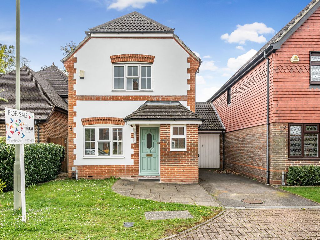 3 bed link detached house for sale in Kestrel Close, Epsom KT19, £