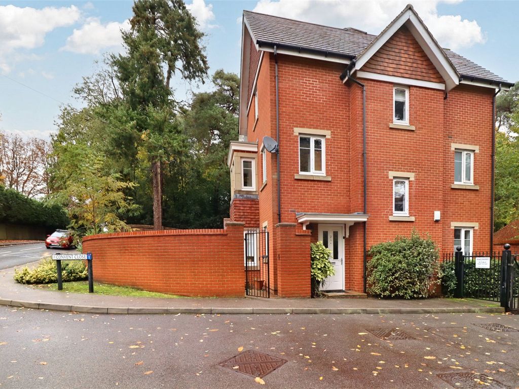 4 bed semidetached house for sale in Woking, Surrey GU22, £625,000