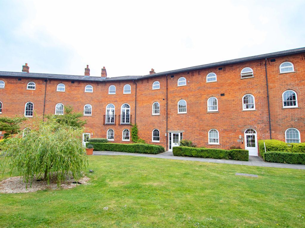 2 bed flat to rent in Redwood Court, Nightingales, Stortford
