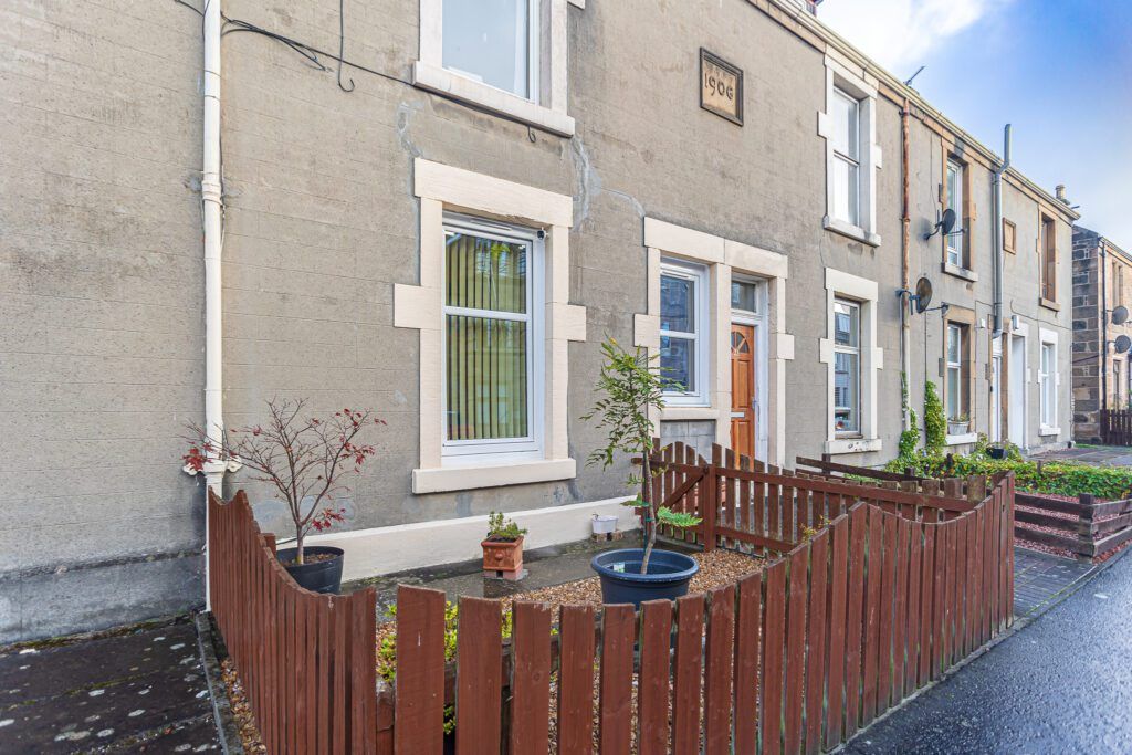 2 bed flat for sale in Roxburgh Street, Grangemouth FK3, £90,000 Zoopla