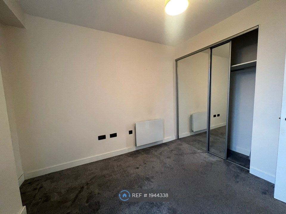 1 bed flat to rent in Grandera House, SunburyOnThames TW16, £1,300