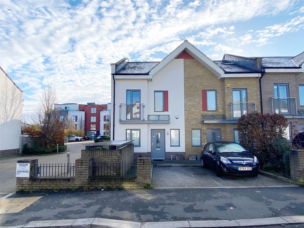 4 bed semidetached house to rent in Victoria Road,