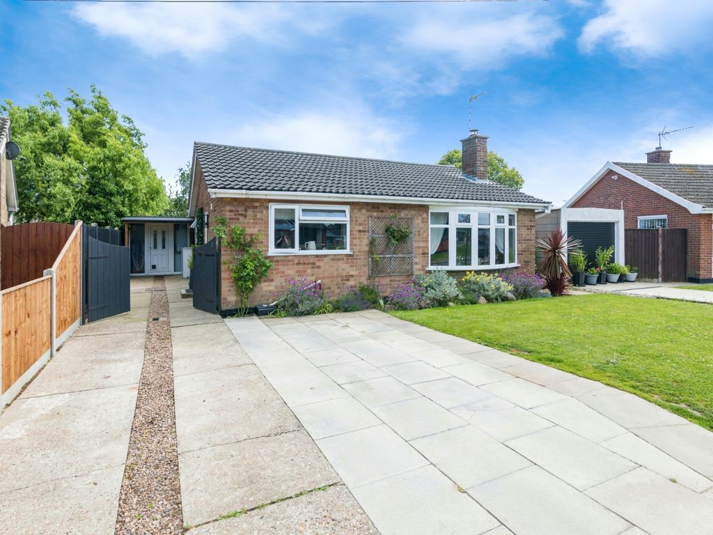 4 bed bungalow for sale in Chestnut Crescent, Carlton Colville, Lowestoft, Suffolk NR33, £