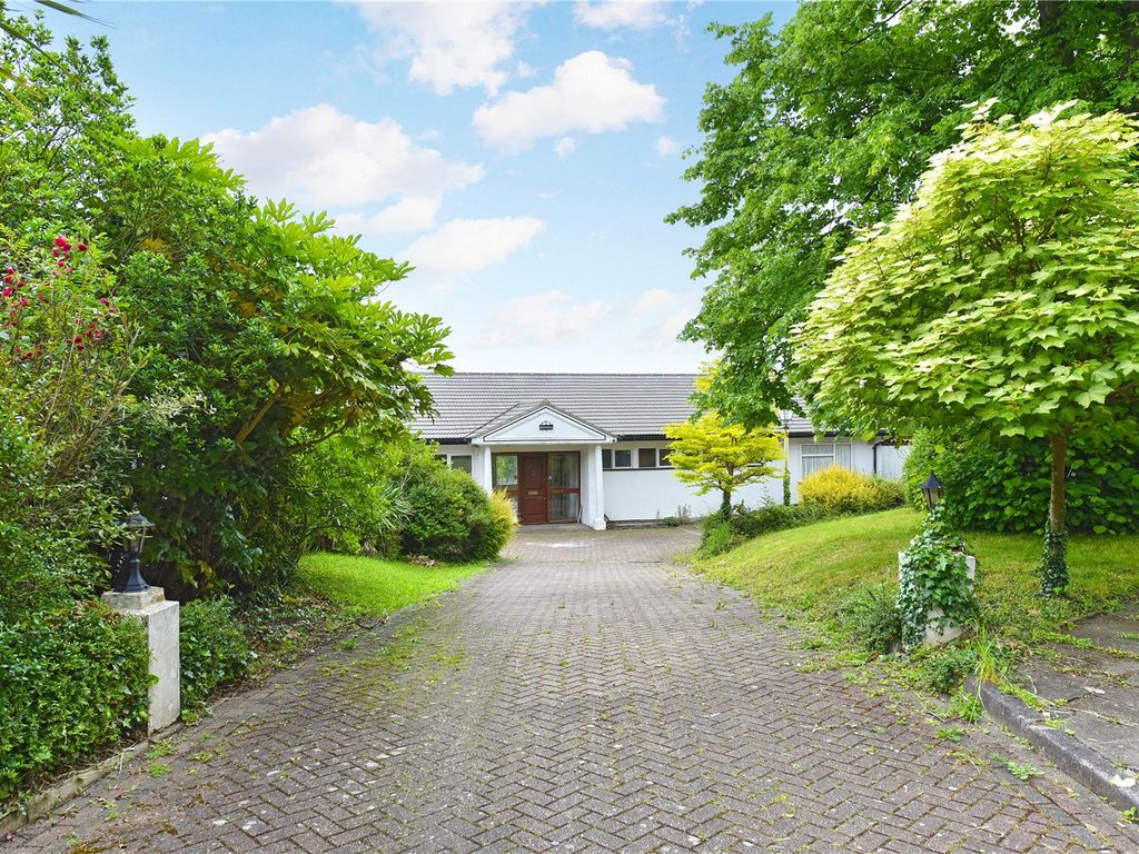 4 bed bungalow to rent in Wykeham Rise, Whetsone, London N20, £3,250