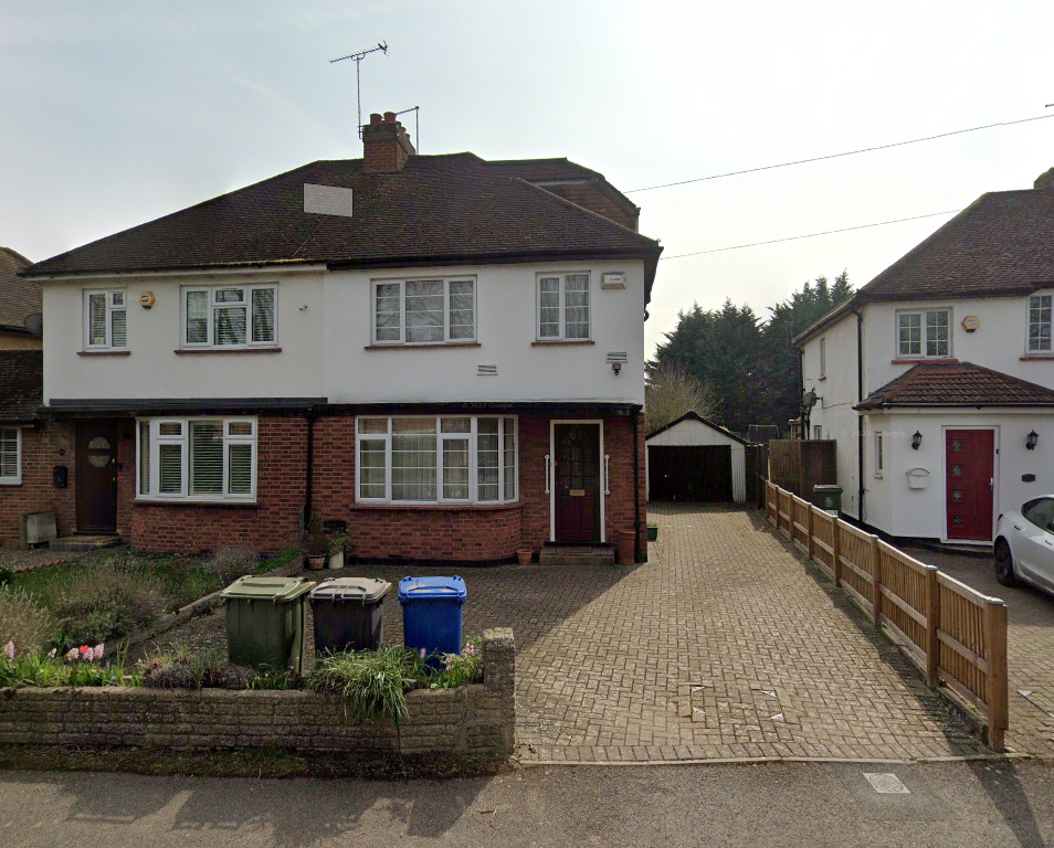 4 bed semidetached house to rent in London Road, Slough SL3, £2,250