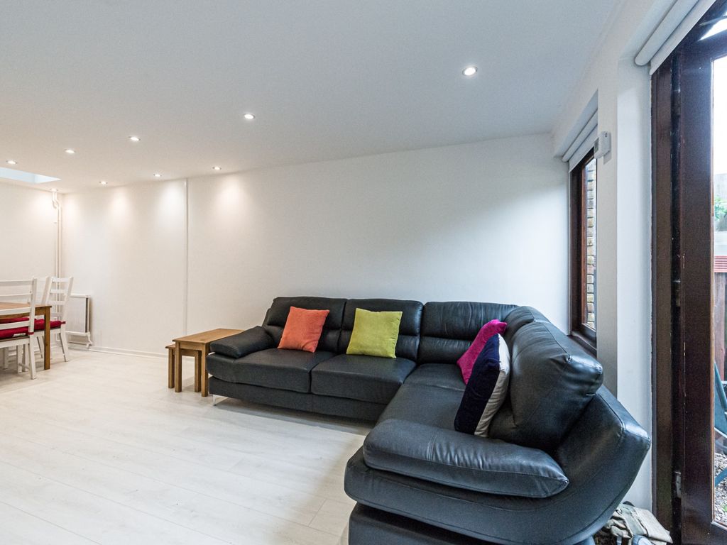 1 bed semidetached house to rent in Beverley Close, Battersea, London