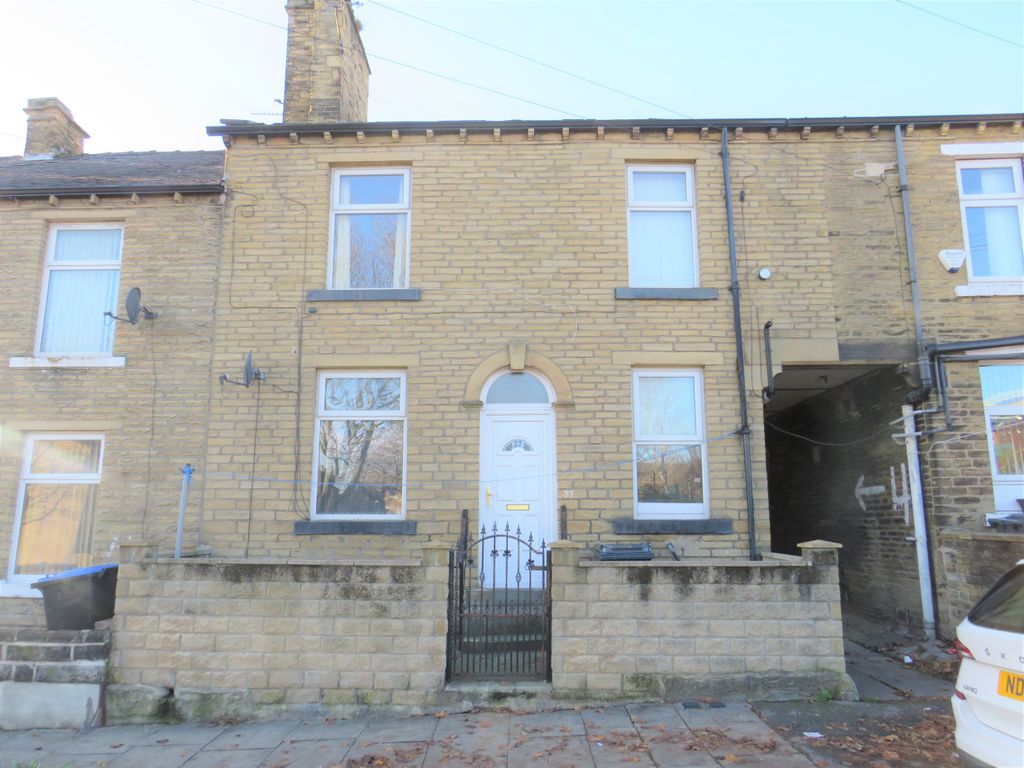 2 bed terraced house to rent in Washington Street, Bradford BD8, £675