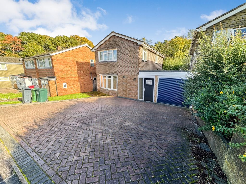 4 bed detached house for sale in Savernake Close, Tilehurst, Reading
