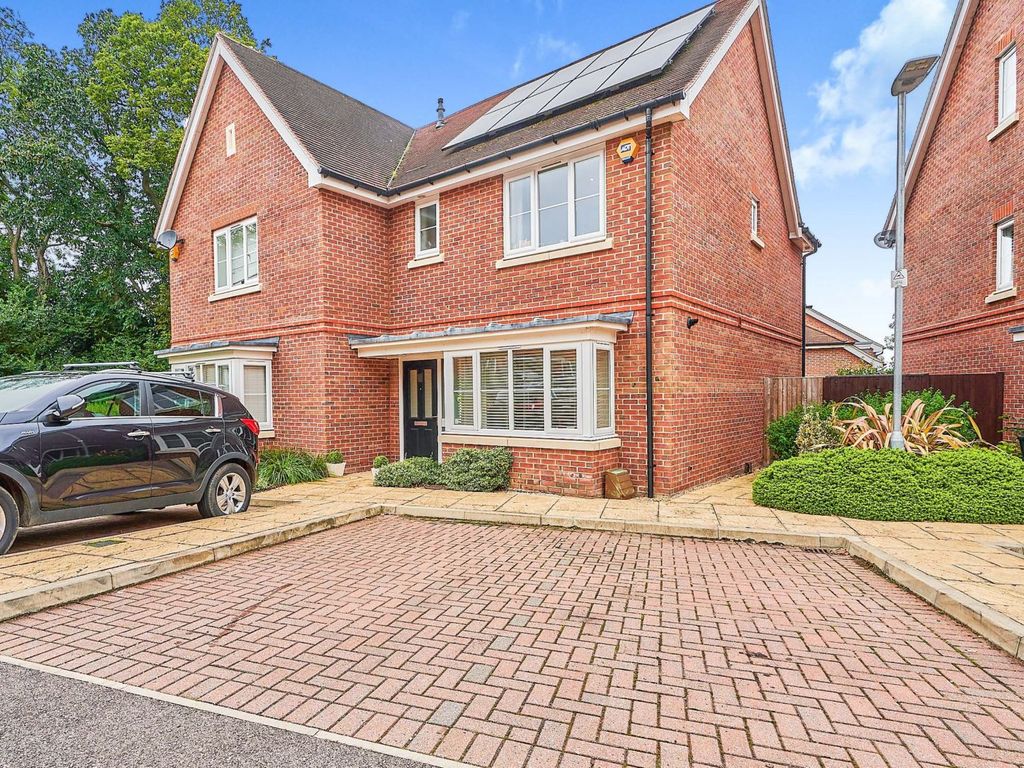 3 bed semidetached house to rent in Lowther Close, Chertsey KT16, £